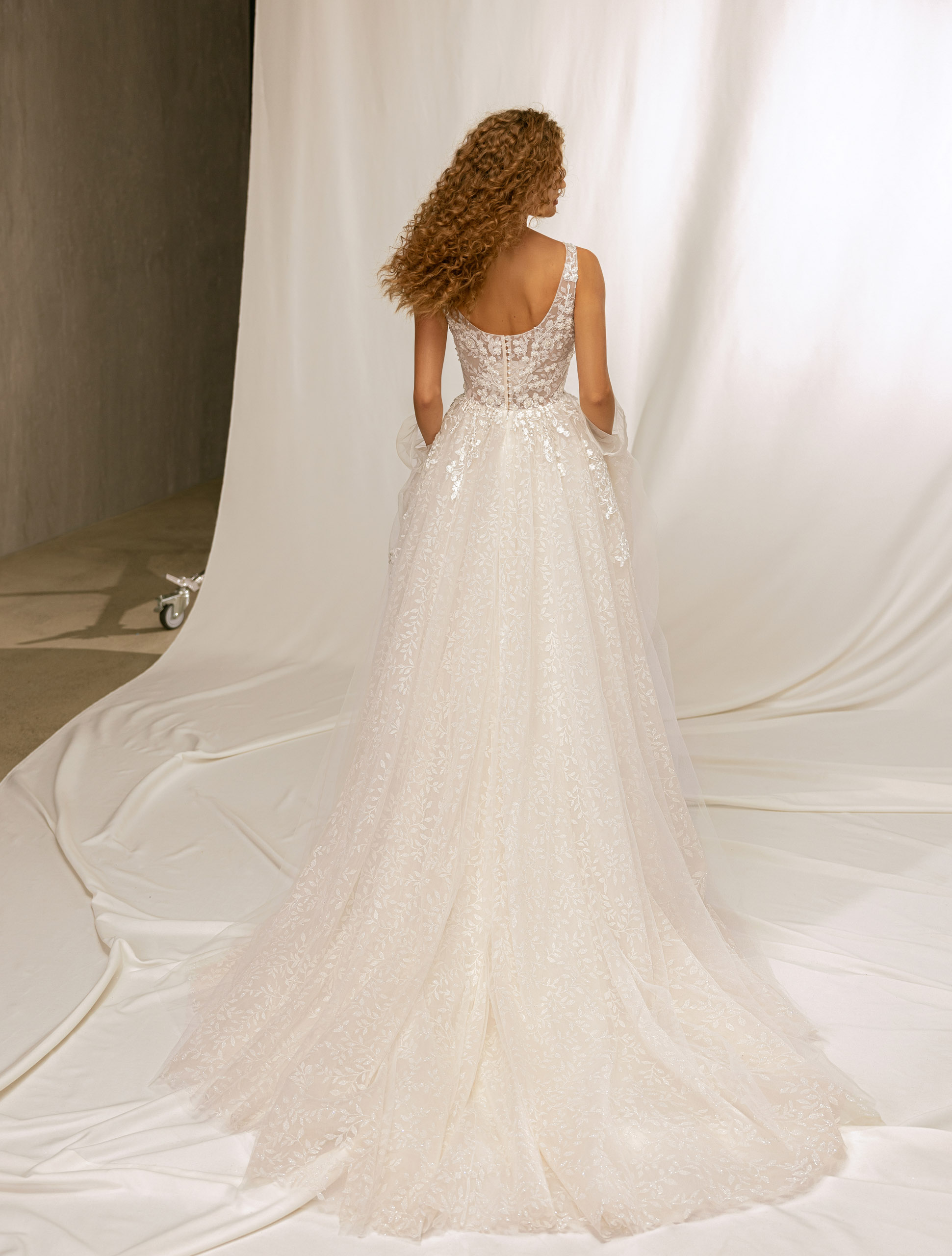 Wedding dress IVJ-1044
