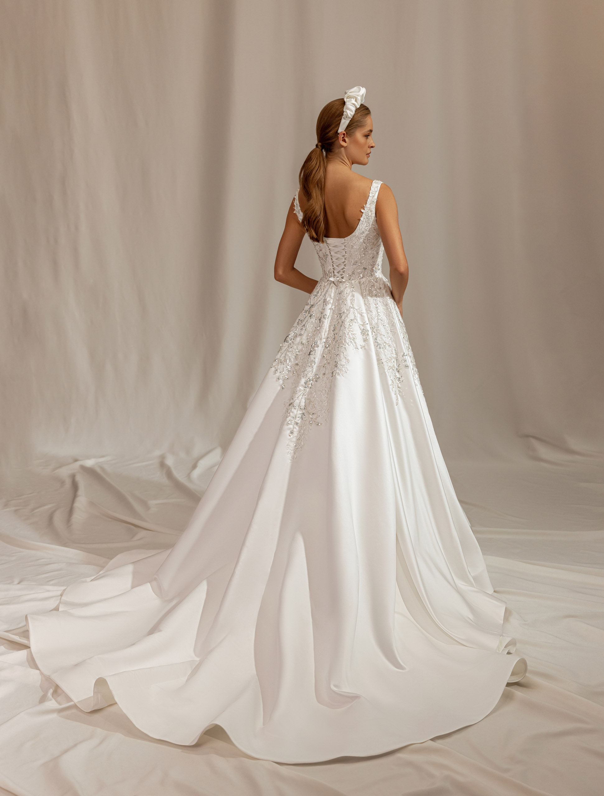 Wedding dress IVJ-1051