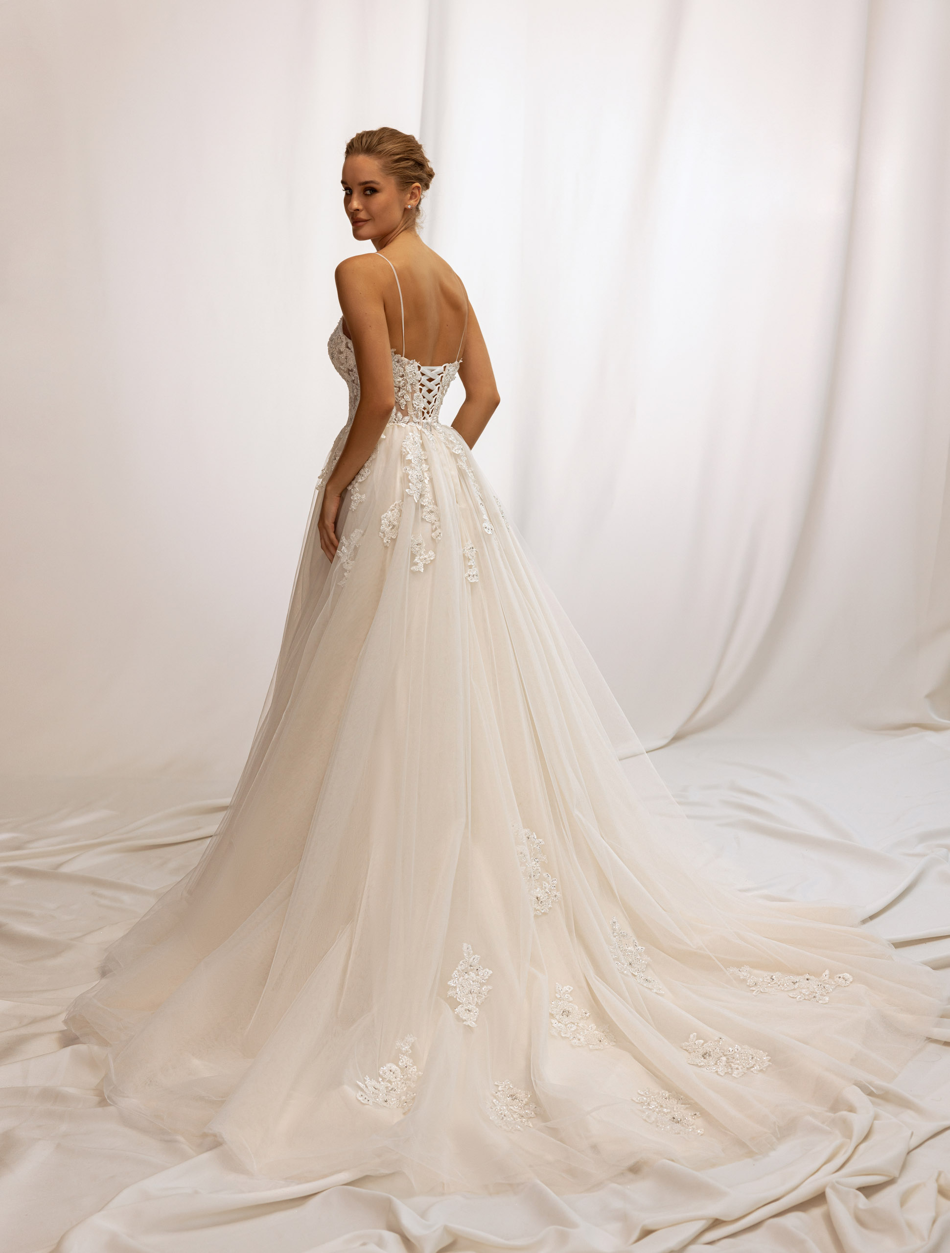 Wedding dress IVJ-1060