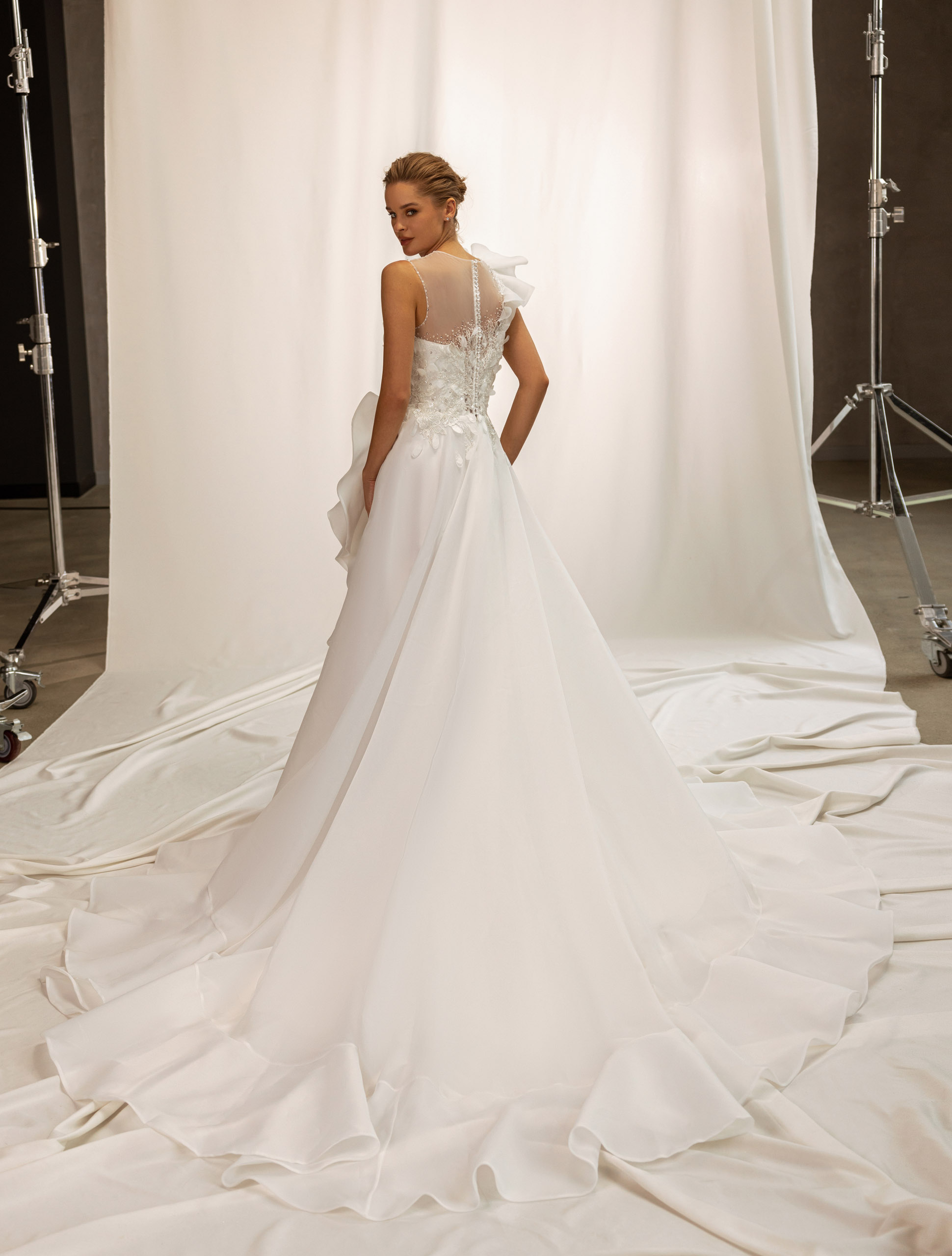 Wedding dress IVJ-1061