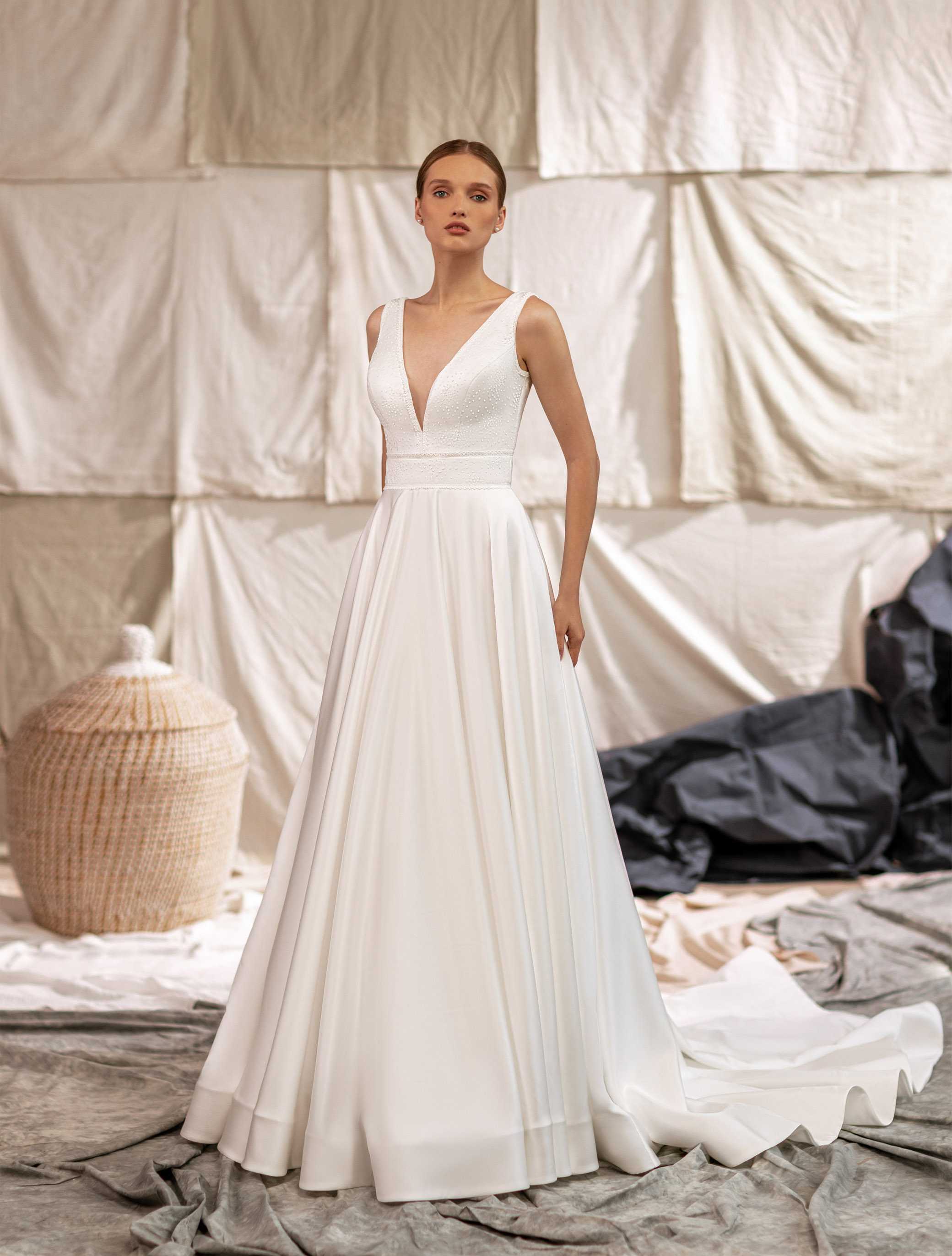 Wedding dress IVL-393