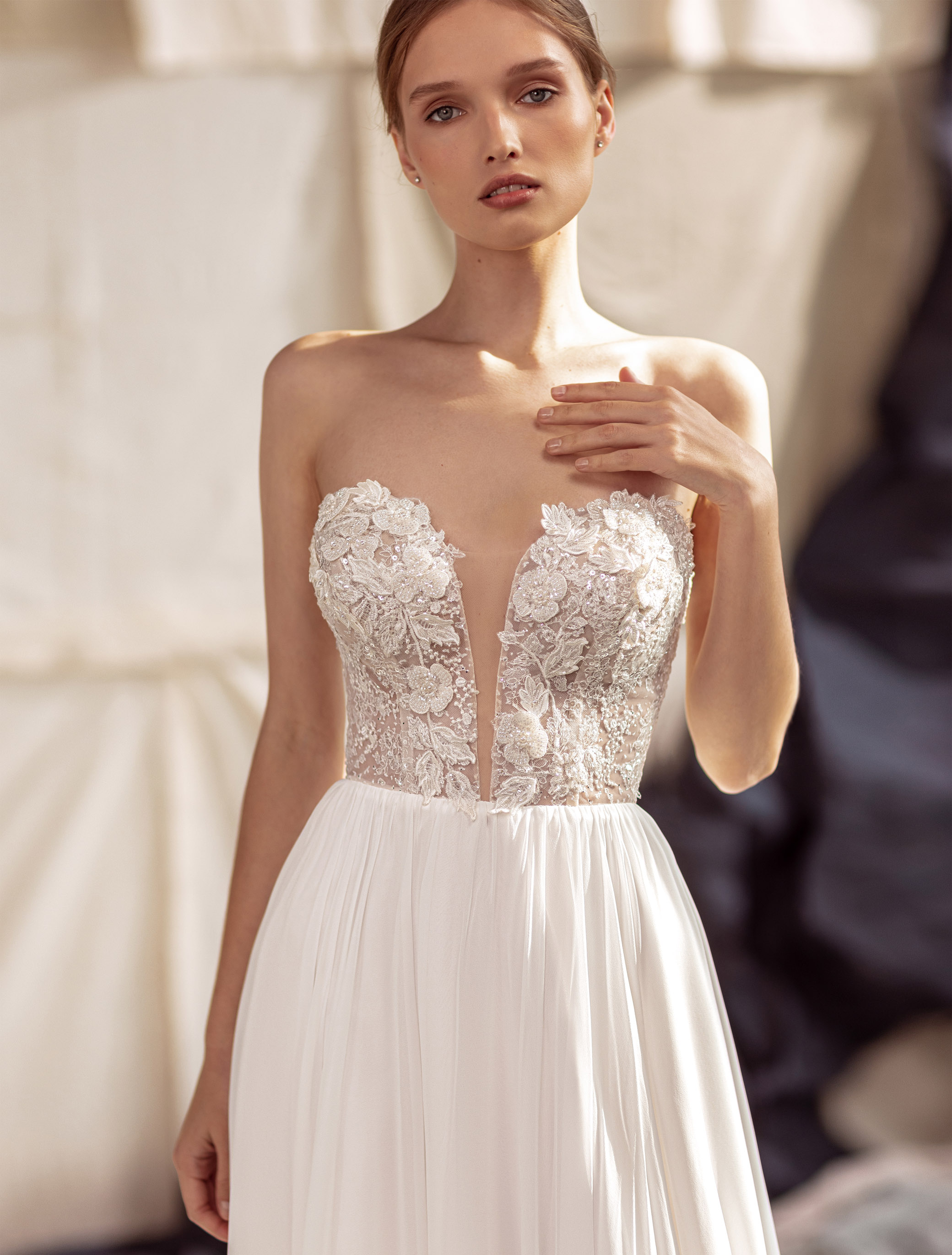 Wedding dress IVL-395