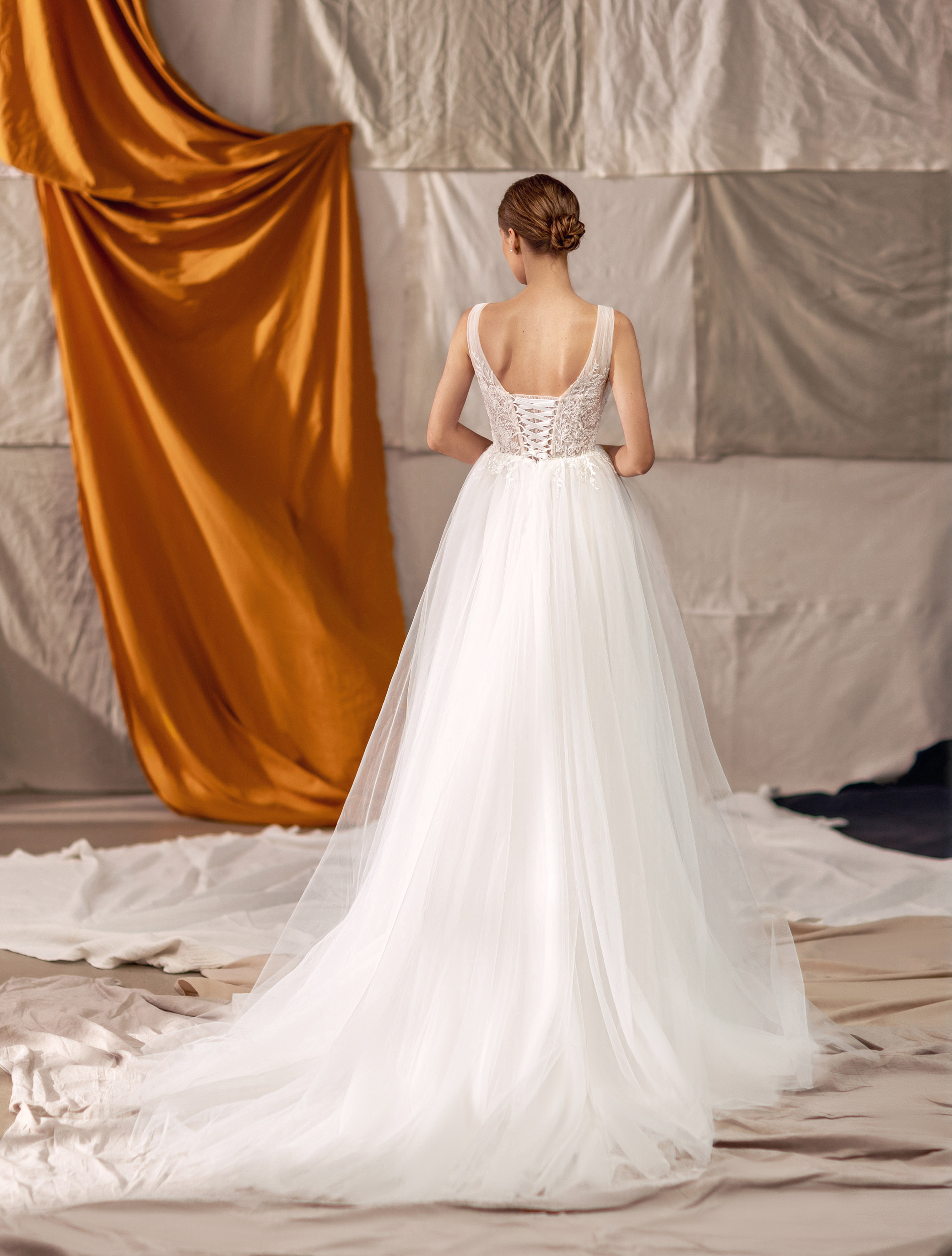 Wedding dress IVL-398