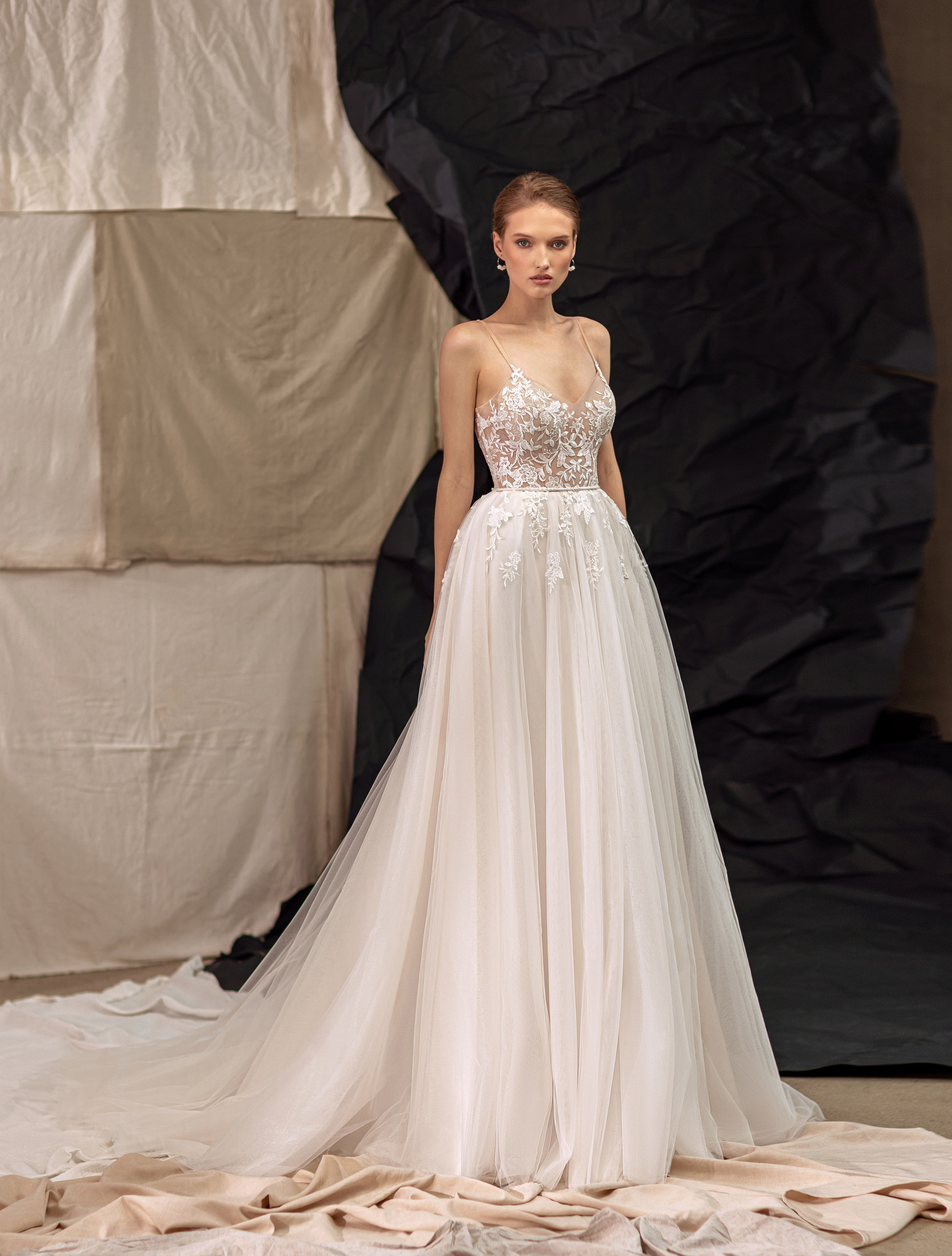 Wedding dress IVL-399
